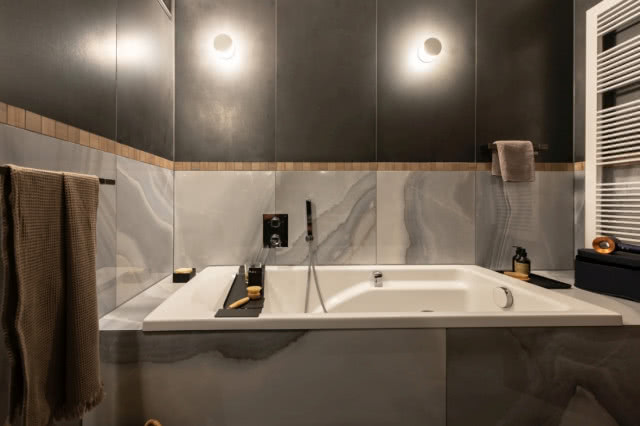 wanna zabudowana, punktowe oświetlenie, grzejnik, ręcznik, kosmetyki