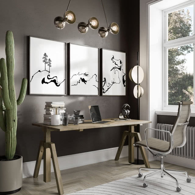 trzy obrazy nad biurkiem
