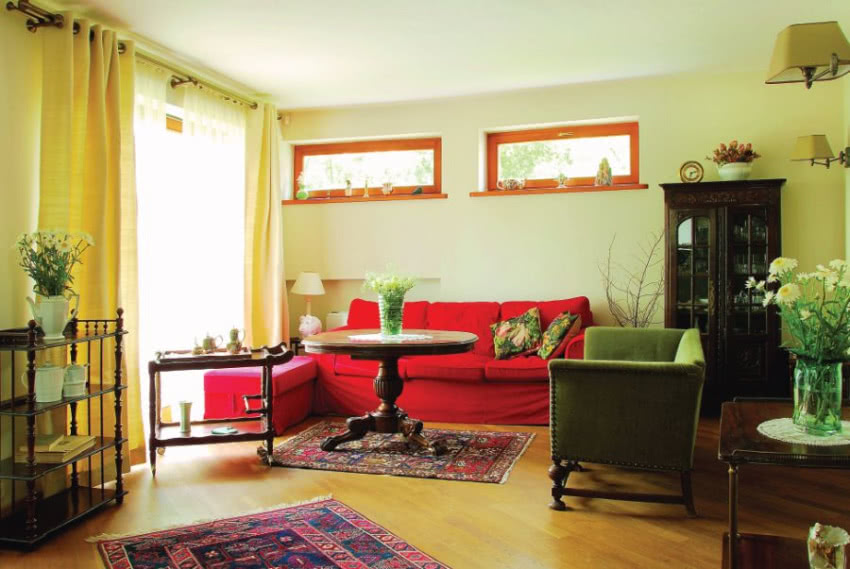 Salon o każdej porze wygląda inaczej. Duże okna...