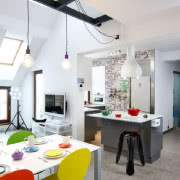 Surowość i jednostajność tego zestawu przełamują...