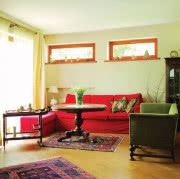 Sypialnia. Surowe, niemal pozbawione ozdób...