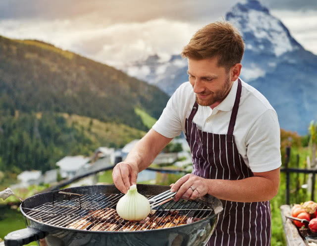 czyszczenie grilla za pomocą cebuli