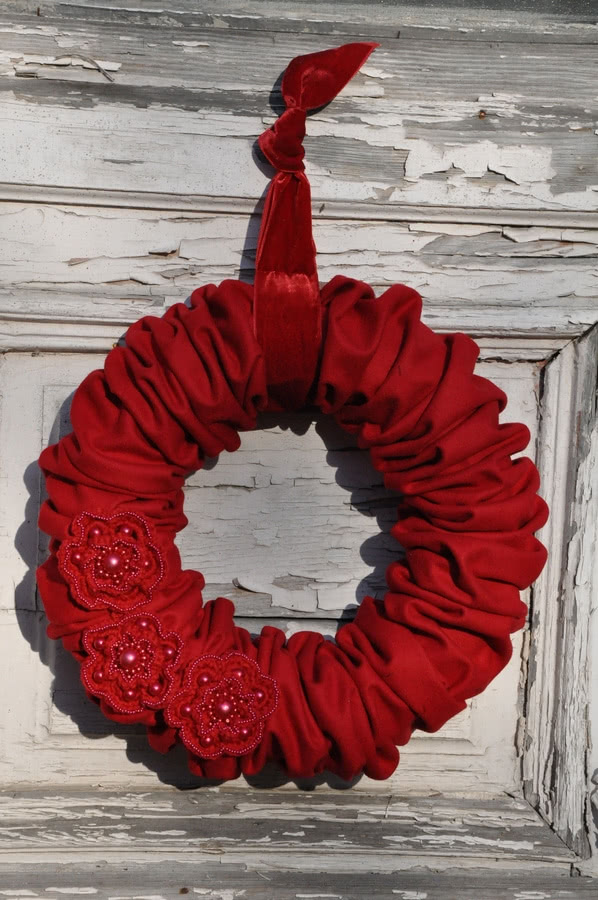 Karminowy wianek, suto marszczona czerwona...