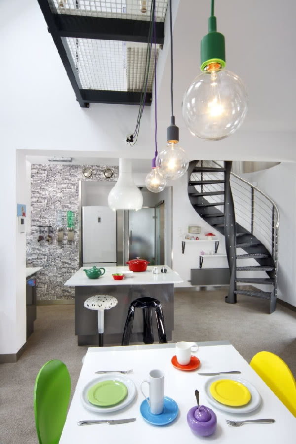 W kuchni jedną ze ścian obłożono tapetą z...