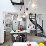 Surowość i jednostajność tego zestawu przełamują...