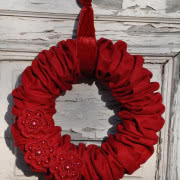 Karminowy wianek, suto marszczona czerwona...