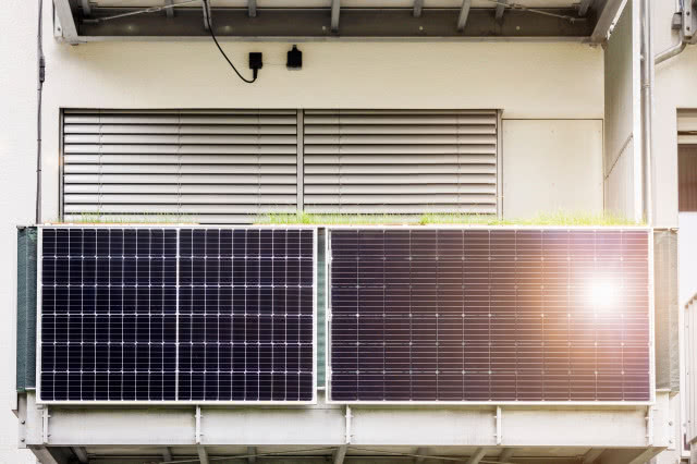 panele fotowoltaiczne płaskie na barierce