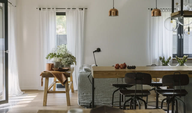 Drewniane stoły w pomieszczeniu