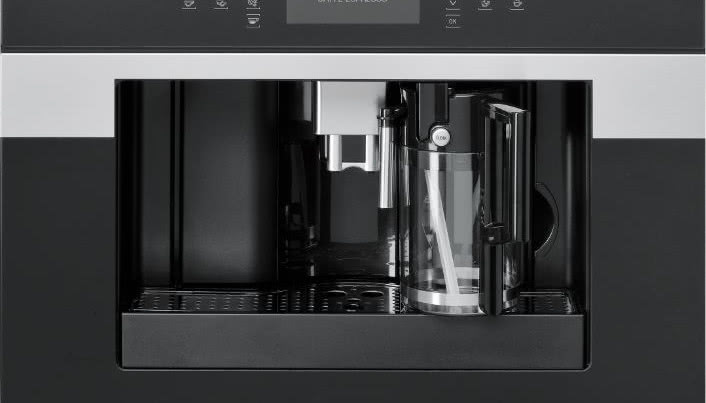 Czarny i lśniący - ekspres Hotpoint do zabudowy