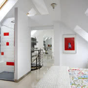 Surowość i jednostajność tego zestawu przełamują...