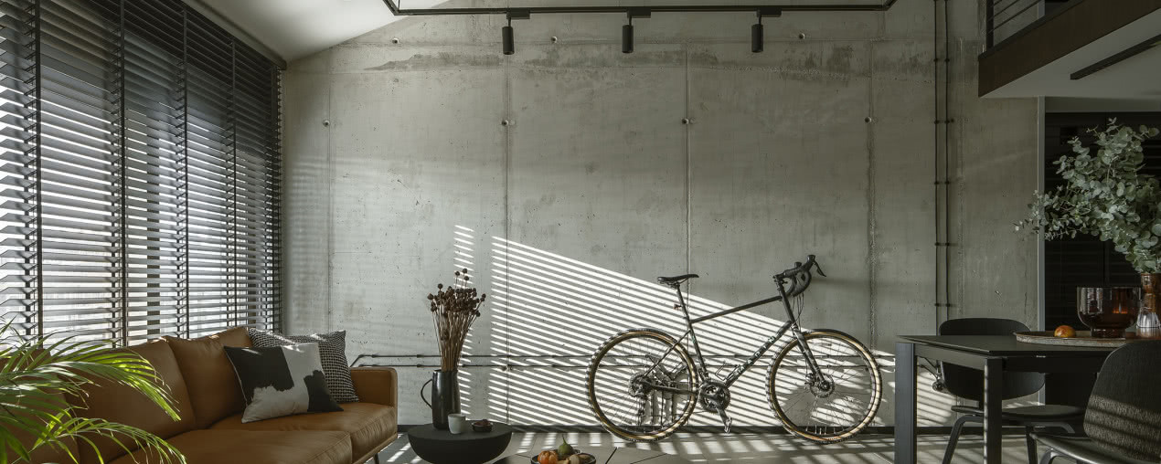 Męskie wnętrze w loftowym stylu. Ma ściany z betonu i antresolę!