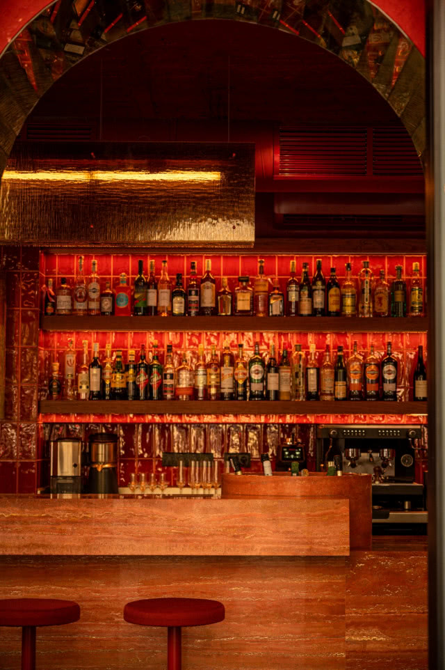 bar z butelkami alkoholi