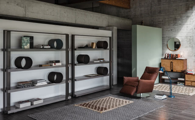 loftowy salon z regałami