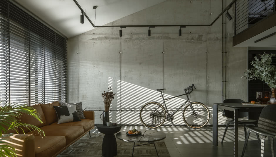 Męskie wnętrze w loftowym stylu. Ma ściany z betonu i antresolę!