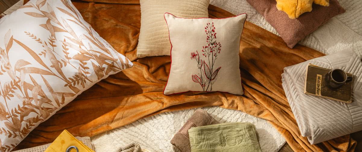 4 triki na przytulne wnętrze - odkryj jak za pomocą tekstyliów urządzić w domu ciepły zakątek na chłodne dni 