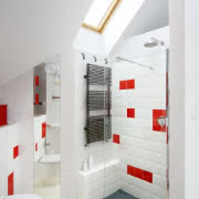 Surowość i jednostajność tego zestawu przełamują...