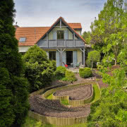 Złamane szarością róże, błękity i zielenie...