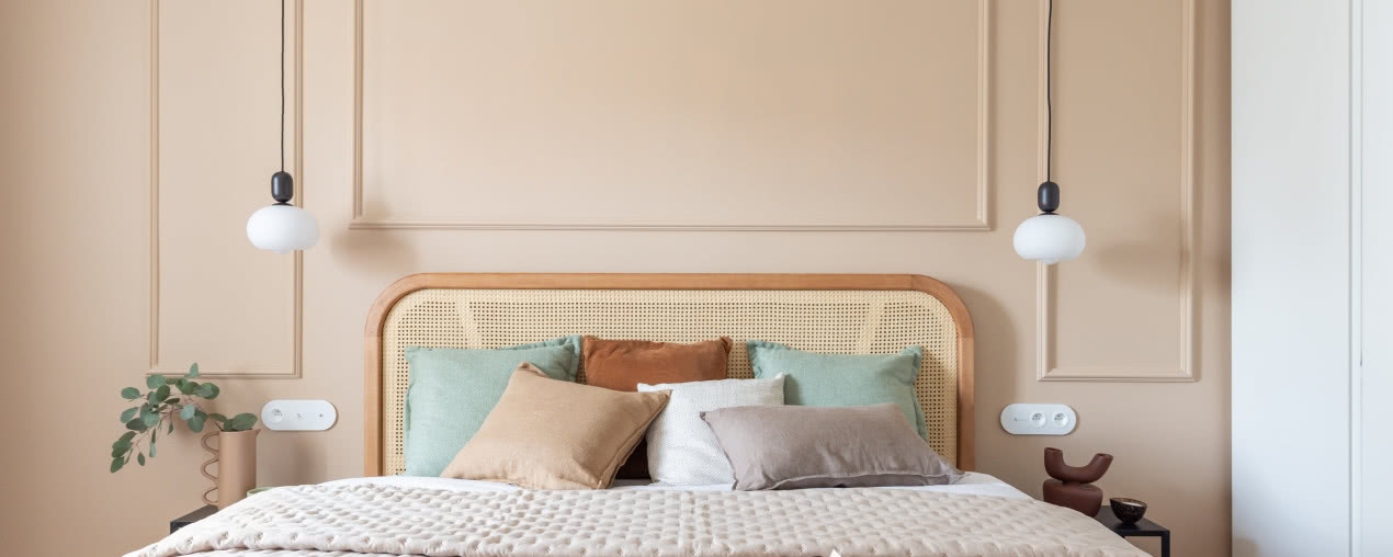 Warszawskie mieszkanie w kamienicy. Urządzono je w stylu mid-century modern