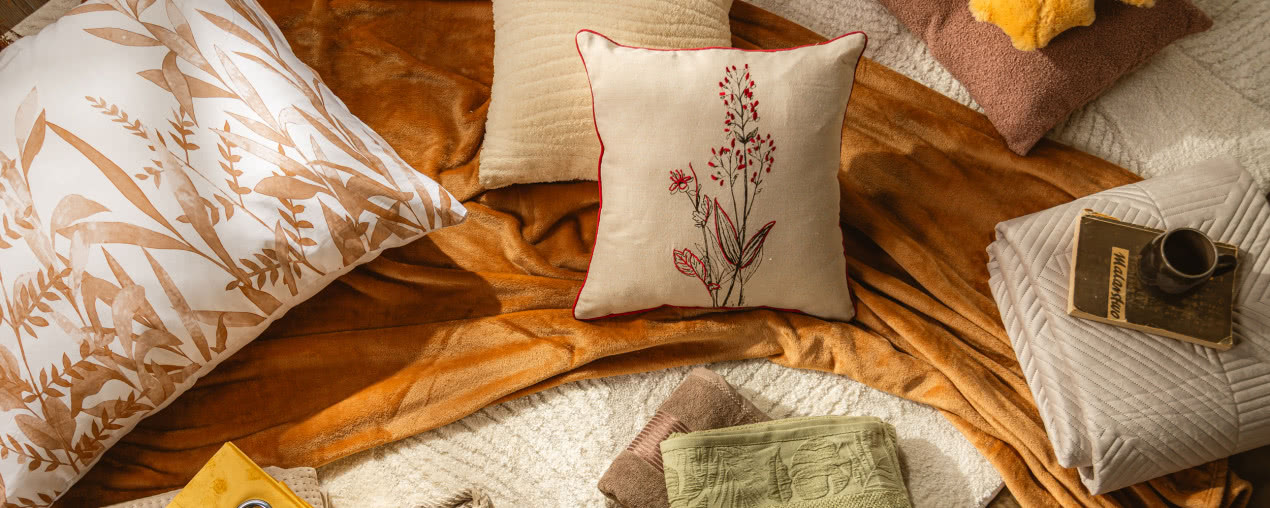 4 triki na przytulne wnętrze - odkryj jak za pomocą tekstyliów urządzić w domu ciepły zakątek na chłodne dni