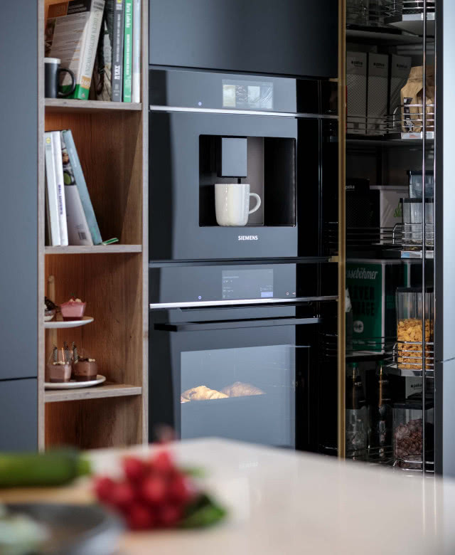 piekarnik, ekspres do kawy, wyspa kuchenna, regał na książki, szuflada