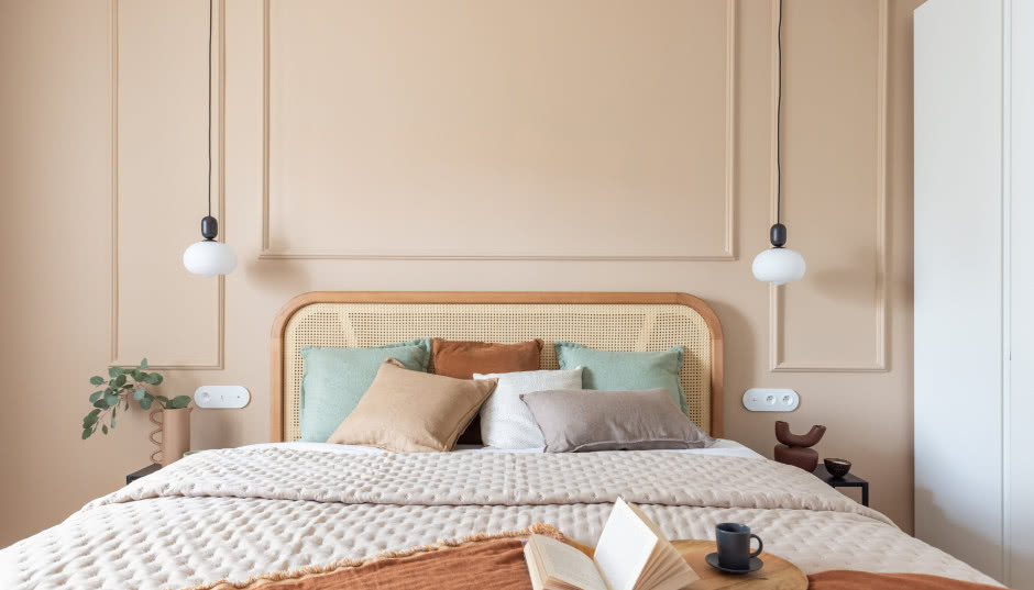 Warszawskie mieszkanie w kamienicy. Urządzono je w stylu mid-century modern