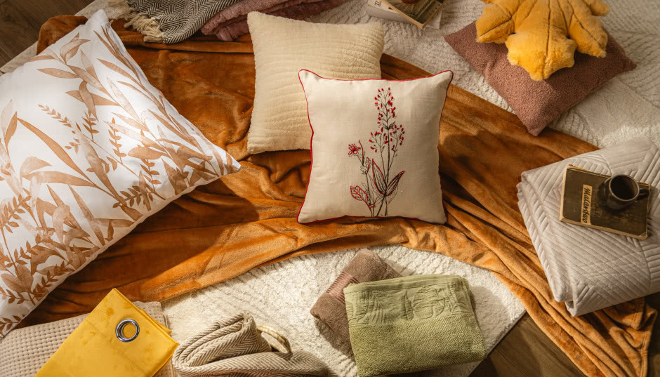 4 triki na przytulne wnętrze - odkryj jak za pomocą tekstyliów urządzić w domu ciepły zakątek na chłodne dni