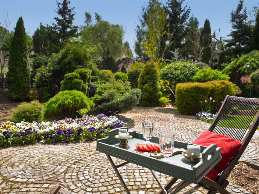 Wyłożony kostką taras o nieregularnym kształcie...