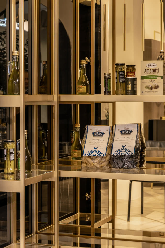 szafki - podświetlane plecy wykonane ze złotego lustra