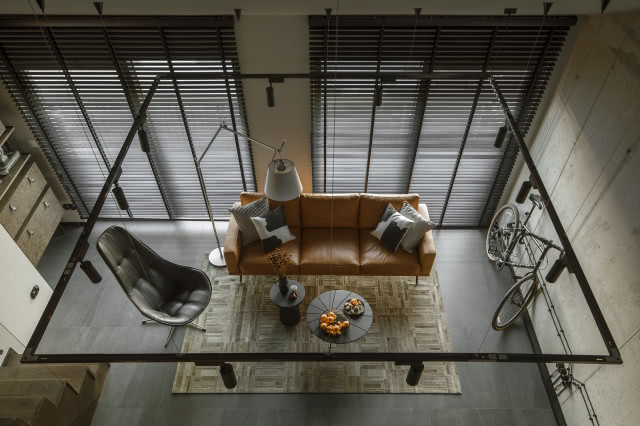 Widok z antresoli na loftowy salon