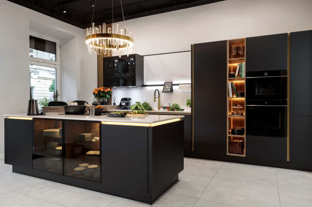 piekarnik, ekspres do kawy, wyspa kuchenna, regał na książki, szuflada