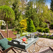 Złamane szarością róże, błękity i zielenie...