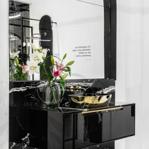 czarny marmur z białym użyleniem, łazienka, duże lustro