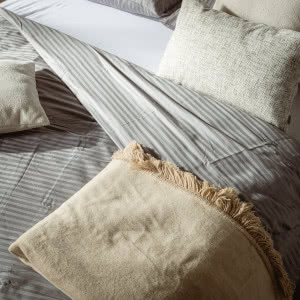 4 triki na przytulne wnętrze - odkryj jak za pomocą tekstyliów urządzić w domu ciepły zakątek na chłodne dni