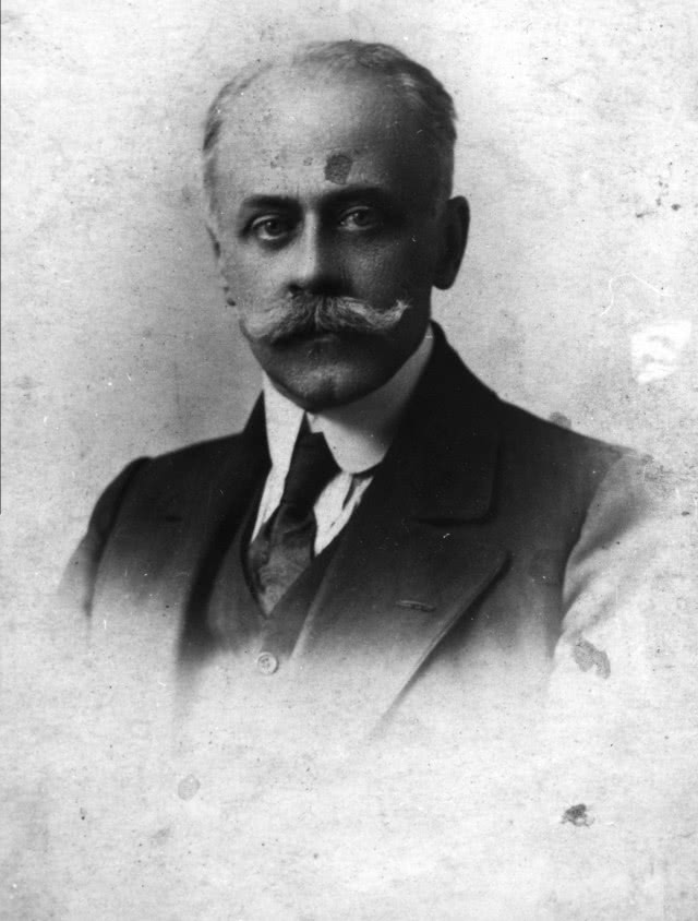 stare czarno-białe zdjęcie przedstawiające mężczyznę