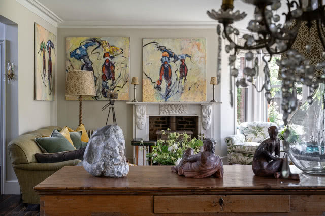 trzy obrazy, jeden na ścianie bocznej