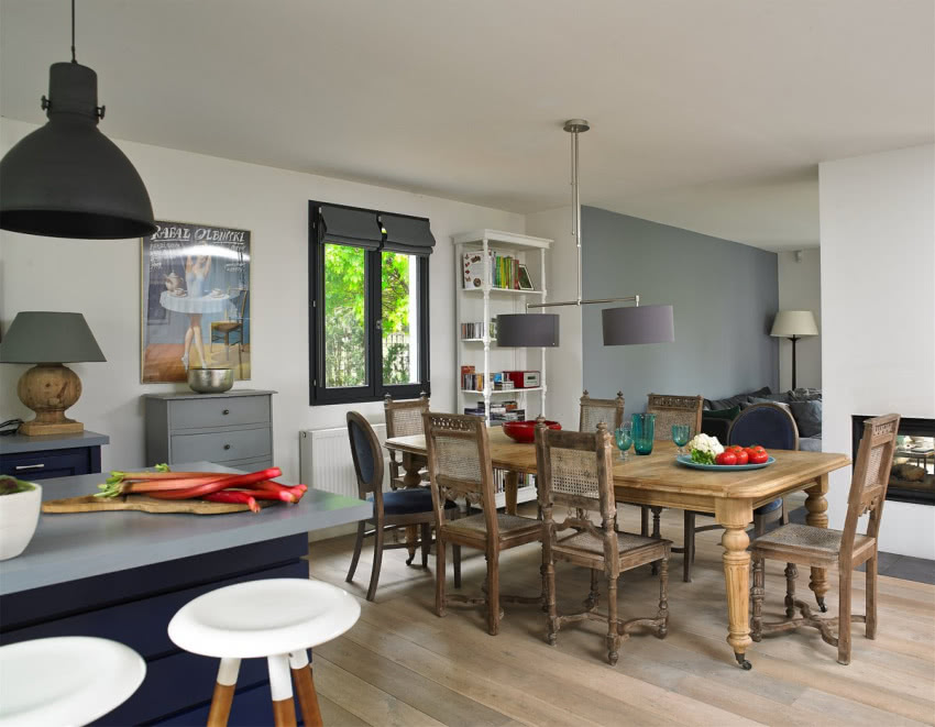 Stylowy stół i krzesła nie całkiem do kompletu...