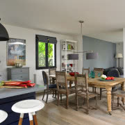 Złamane szarością róże, błękity i zielenie...