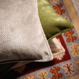 4 triki na przytulne wnętrze - odkryj jak za pomocą tekstyliów urządzić w domu ciepły zakątek na chłodne dni