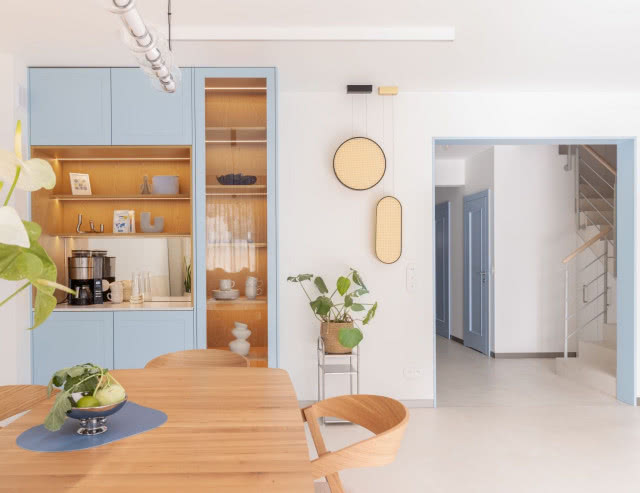 kuchnia z salonem i jadalnią niebieska zabudowa