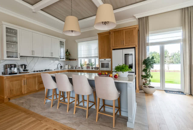 drewniane i białe fronty kuchenne, wyspa kuchenna z krzesłami, biały piekarnik, szachy, duży drewniany stół z krzesłami, żaluzje