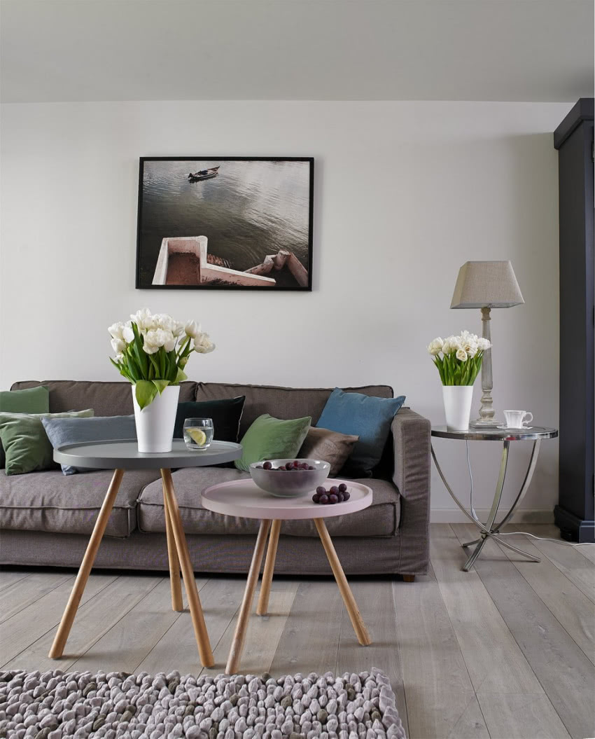 Złamane szarością róże, błękity i zielenie...