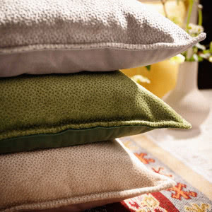 4 triki na przytulne wnętrze - odkryj jak za pomocą tekstyliów urządzić w domu ciepły zakątek na chłodne dni