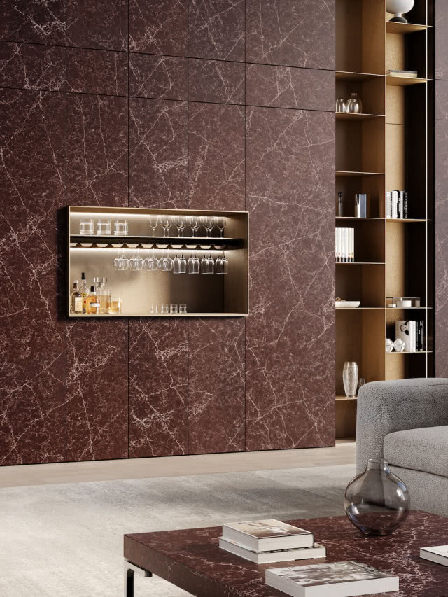 bordowy marmur na ścianie w salonie