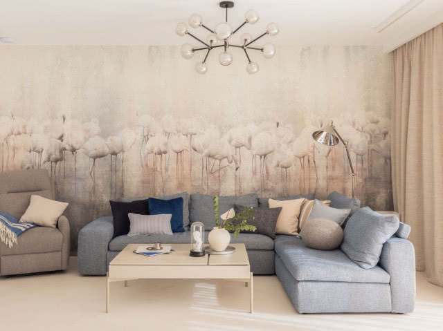 wzorzysta tapeta w salonie