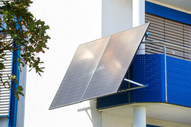 panele fotowoltaiczne zamontowane z boku balkonu