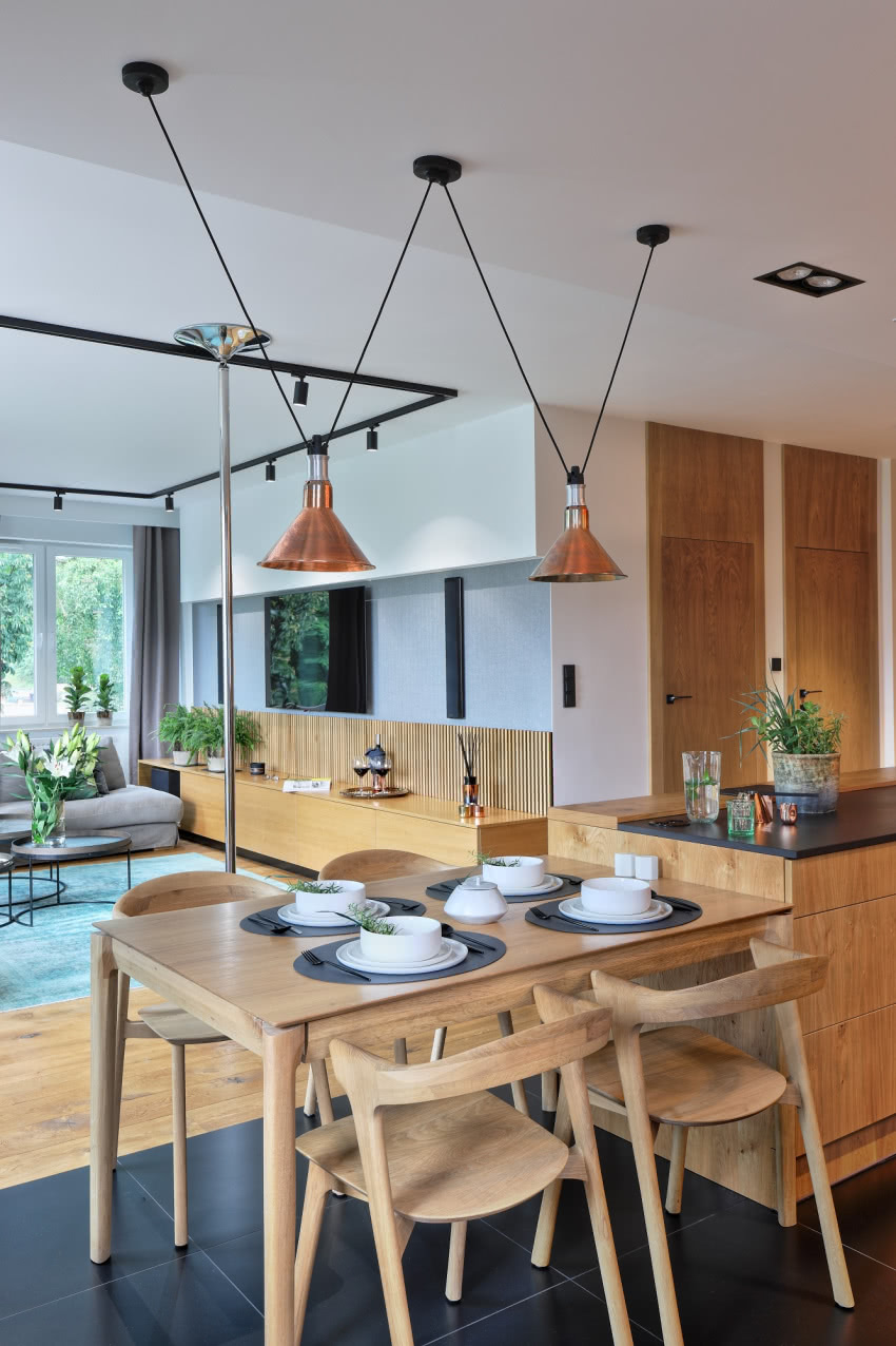 Stół, krzesła, hokery Etnicraft/ NAP.
Płyty na...