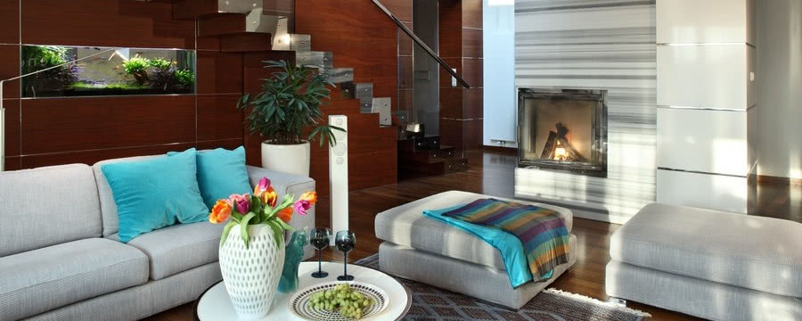 Pomysł na nowoczesne wnętrze - drewno orzecha i kolory