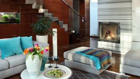 Pomysł na nowoczesne wnętrze - drewno orzecha i kolory