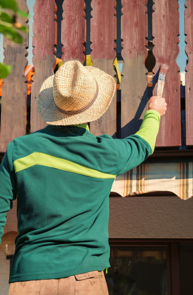 odnawianie balustrady drewnianej na balkonie