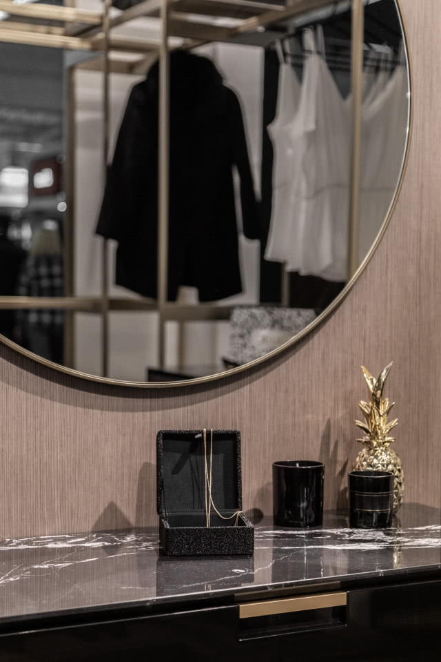 Garderoba, okrągłe lustro ze złotym wykończeniem